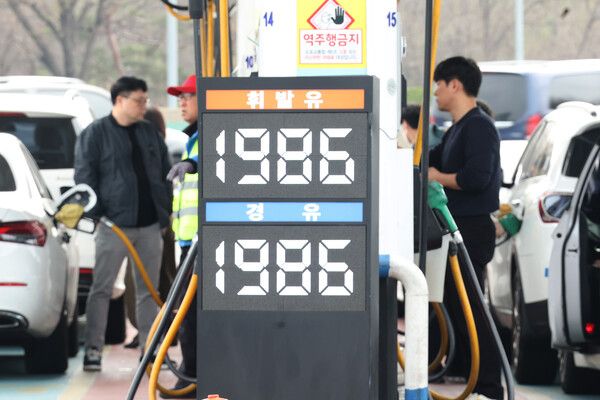 중동발 유가 급등 속에서도 한국은 최고가격제 등 정부 개입으로 상승폭을 억제했지만 장기 대응 필요성이 제기되고 있다. [사진=연합뉴스]