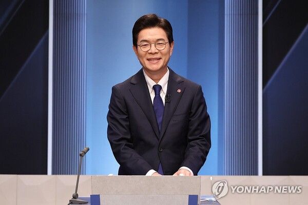 더불어민주당 정원오 서울시장 예비후보가 3일 서울 여의도 KBS 스튜디오에서 열린 더불어민주당 서울시장 본경선 후보자 2차 합동토론회에서 토론을 준비하고 있다. 2026.4.3 [국회사진기자단]