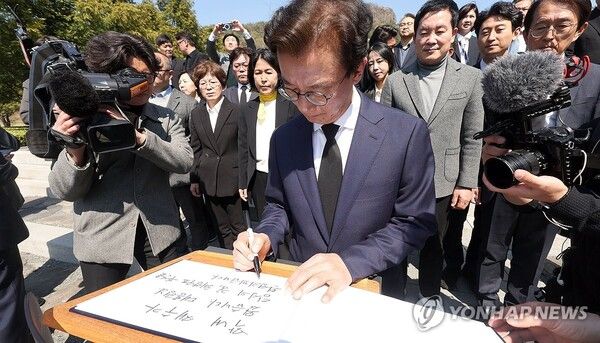 더불어민주당 부산시장 후보 경선 주자인 전재수 의원이 2일 오후 경남 김해시 진영읍 봉하마을 노무현 전 대통령 묘역 참배 후 방명록을 작성하고 있다. 2026.4.2 [사진=연합뉴스]