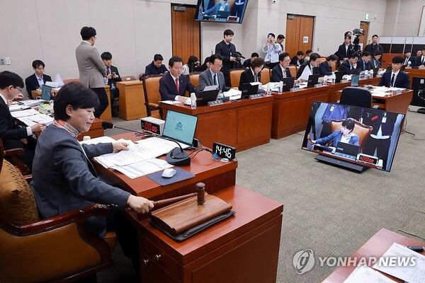 9일 국회에서 열린 윤석열 정권 정치검찰 조작기소 의혹 사건 진상규명 국정조사특별위원회 제6차 전체회의에서 위원장인 더불어민주당 서영교 의원이 기관 보고를 상정하고 있다. 2026.4.9 [사진=연합뉴스]