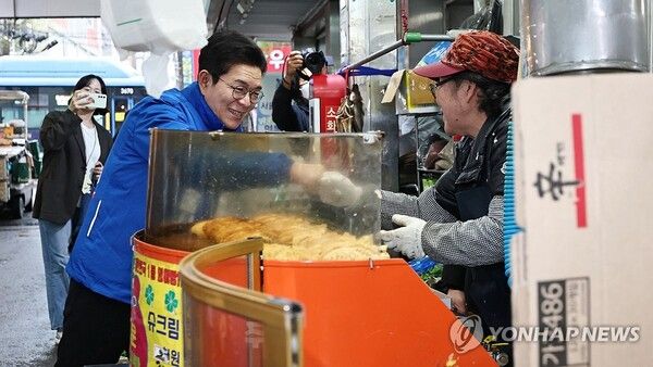 더불어민주당 정원오 서울시장 예비후보가 9일 서울 중랑구 동원전통시장을 방문해 상인들과 인사하고 있다. 2026.4.9 [사진=연합뉴스]