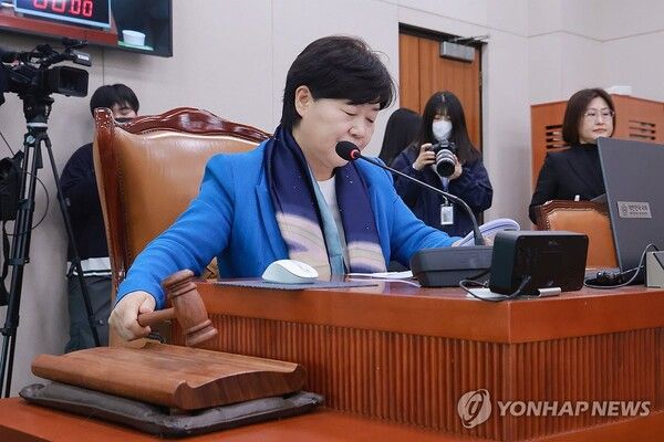 8일 국회에서 열린 법제사법위원회 전체회의에서 위원장인 더불어민주당 서영교 의원이 청원 심사기간 연장 요구의 건을 상정하고 있다. 2026.4.8 [사진=연합뉴스]