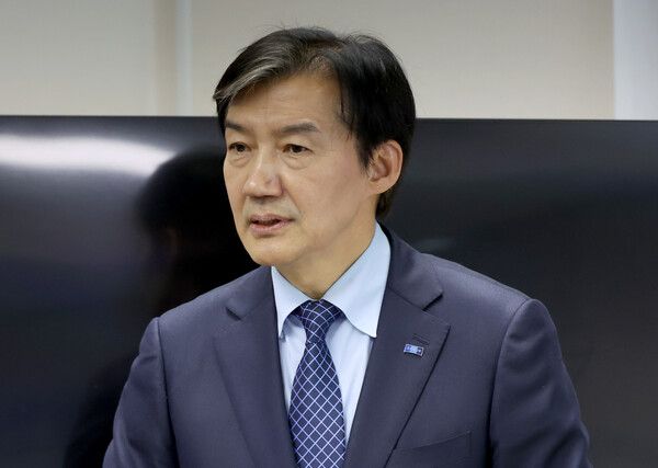 조국 조국혁신당&nbsp;대표가 8일 오전 경남 창원시 성산구 한 빌딩에서 열린 심규탁 창원시장 후보 선거사무소 개소식에서 축사하고 있다. [사진=연합뉴스]
