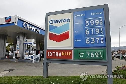 미국과 이란의 '2주 휴전' 합의로 지정학적 긴장 완화 기대가 커지면서 국제유가가 팬데믹 이후 최대 폭으로 급락했다. 사진은 미 캘리포니아주의 주유소 가격표. [사진=연합뉴스]
