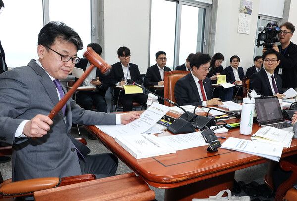 국회 예산결산특별위원회 진성준 위원장이 9일 국회에서 열린 제1회 추가경정예산안 등 조정소위원회 회의에서 2026년도 제1회 추가경정예산안을 상정하고 있다. [사진=연합뉴스]