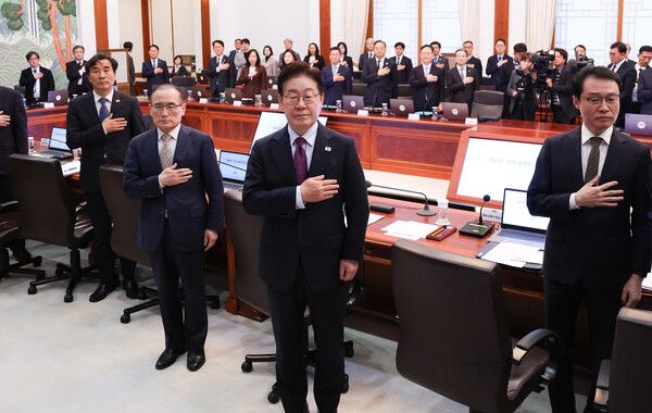 이재명&nbsp;대통령이 9일 청와대에서 열린 수석보좌관회의에서 국기에 경례하고 있다. [사진=연합뉴스]