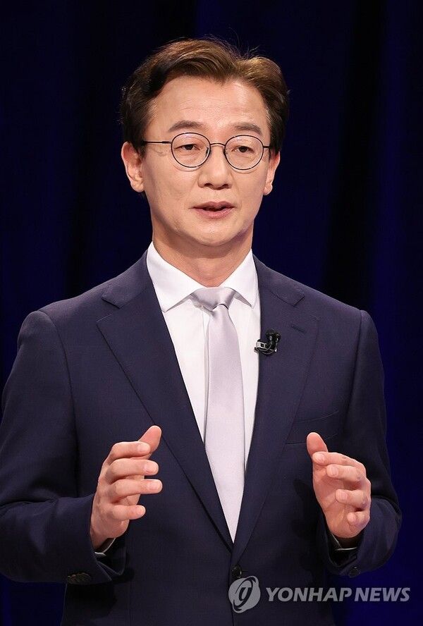 3일 오후 부산 해운대구 KNN 스튜디오에서 열린 더불어민주당 부산시장 선거 후보자 경선 TV토론회에서 전재수 후보가 토론을 준비하고 있다. 2026.4.3 [사진=연합뉴스]