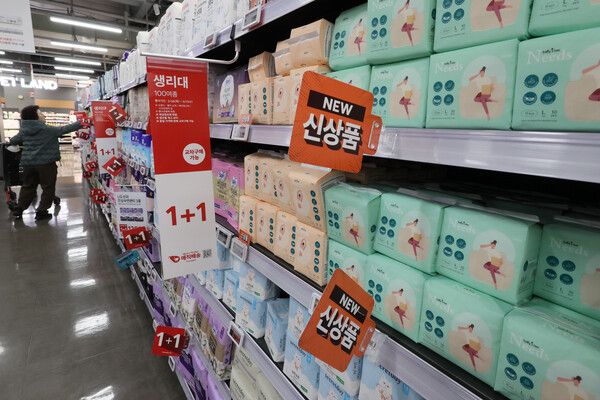 고물가 속 유통업계가 PB 확대와 직매입·AI 가격 경쟁을 앞세워 '초저가 전략'으로 장바구니 물가 방어에 나서고 있다. 사진은 지난 3일 서울 강서구 홈플러스 강서점에 진열된 초저가 생리대 모습. [사진=연합뉴스]