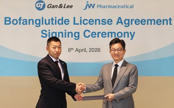 &nbsp;이경하 JW 회장(오른쪽)과 웨이천(Wei Chen) 간앤리 파마슈티컬스 회장이 계약서에 서명한 뒤 기념촬영을 하고 있다.[사진=JW중외제약]