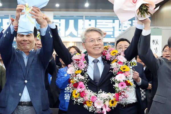 더불어민주당&nbsp;민형배&nbsp;전남광주특별시장 후보가 14일 광주 서구 마륵동 선거사무소에서 당내 최종 경선에서 이긴 뒤 만세를 하고 있다. 이날 더불어민주당 중앙당은 전남광주특별시장 후보로 민 후보를 확정했다. [사진=연합뉴스]