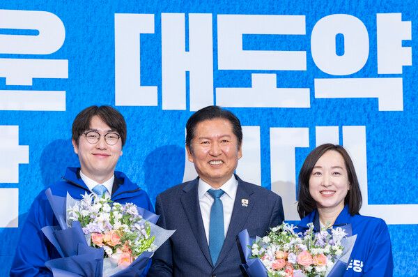 6·3 재보선에서 부산북구 갑과 충남 아산을에 각각 출마할 것으로 예상되는 하정우 전 청와대 AI 수석(왼쪽)과 전은수 전 청와대 대변인(오른쪽)이 29일 국회에서 열린 더불어민주당 인재 영입식에서정청래&nbsp;대표와 기념 촬영하고 있다. [사진=연합뉴스]