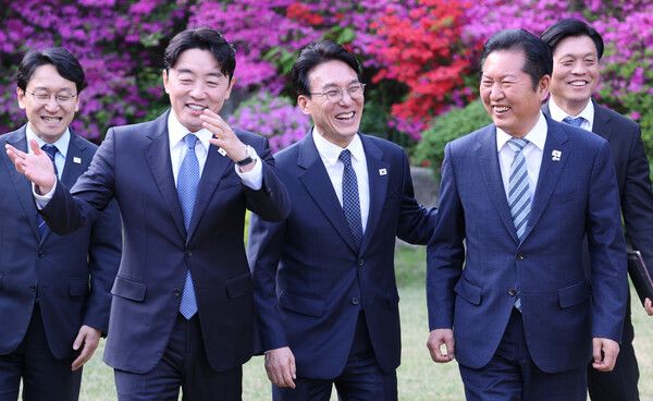 김민석 국무총리(왼쪽 세 번째)가 22일 서울 종로구 삼청동 총리공관에서 열린&nbsp;고위당정협의회에서 더불어민주당 정청래 대표, 강훈식 대통령 비서실장 등 참석자들과 기념 촬영을 마친 뒤 이동하고 있다. [사진=연합뉴스]