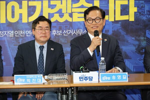 인천 연수갑 국회의원 보궐선거에 전략 공천된&nbsp;송영길&nbsp;전 대표가 24일 인천 연수구 정지열 인천 연수구청장 후보 선거사무소에서 열린 최고위원회의에서 발언하고 있다. [사진=연합뉴스]
