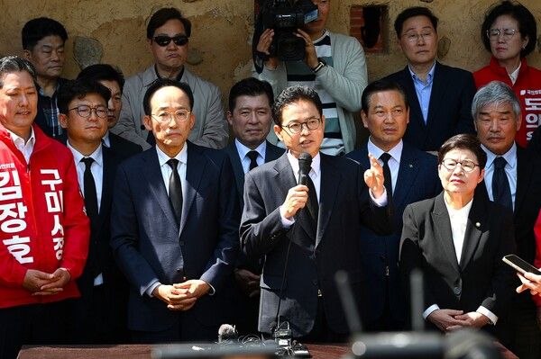 국민의힘 이철우 경북도지사 후보와 추경호 대구시장 후보가 1일 구미 박정희 대통령 생가를 함께&nbsp;방문해&nbsp;참배를 마친 뒤 공동 기자회견을 열고 있다. / 사진=이철우 경북도지사 후보 캠프