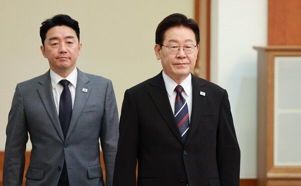 이재명 대통령과&nbsp;강훈식&nbsp;비서실장이 16일 청와대에서 열린 수석보좌관회의에 입장하고 있다. [사진=연합뉴스]