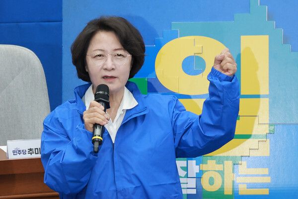 더불어민주당&nbsp;추미애&nbsp;경기도지사 후보가 23일 국회에서 열린 민주당 광역단체장 후보 연석회의에 참석해 선거 지역에 퍼즐을 붙이는 퍼포먼스를 한 뒤 각오를 말하고 있다. [사진=연합뉴스]