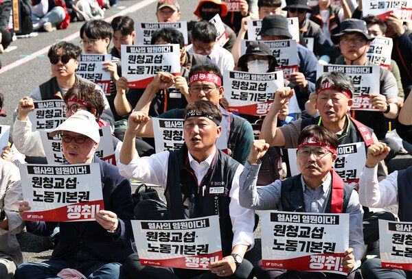 1일 서울 종로구 동화면세점 앞에서 열린 2026 세계노동절대회에서 양경수 전국민주노동조합총연맹(민주노총) 위원장과 조합원들이 구호를 외치고 있다. [사진=연합뉴스]