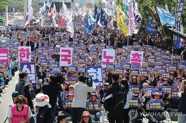 1일 서울 여의도 국회 인근에서 열린 한국노총 전국노동자대회에서 조합원들이 노동입법 이행 촉구 등 구호를 외치고 있다. 2026.5.1 [사진=연합뉴스]