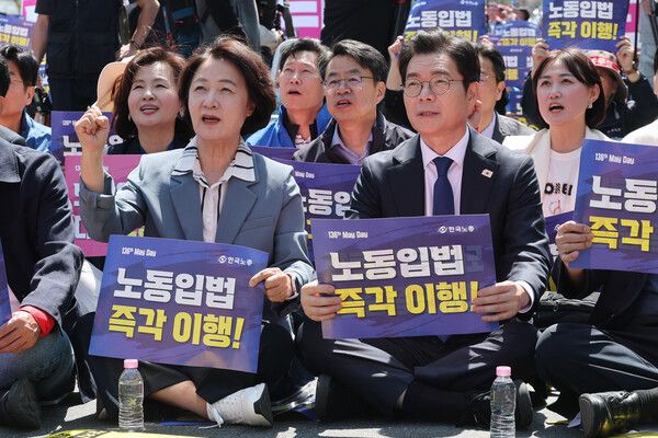 &nbsp;더불어민주당 정원오 서울시장 후보(오른쪽)와 추미애 경기지사 후보가 1일 서울 여의도 국회 인근에서 열린 한국노총&nbsp;전국노동자대회에 참석해 노동입법 이행 촉구 등을 촉구하고 있다. [사진=연합뉴스]