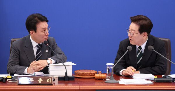 이재명 대통령이 28일 청와대에서 열린 국무회의 겸 비상경제점검회의에서&nbsp;김민석&nbsp;국무총리와 대화하고 있다. [사진=연합뉴스]