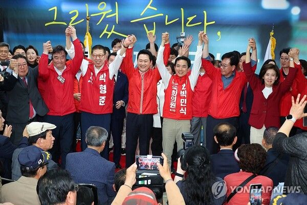 국민의힘 장동혁 대표가 10일 오후 부산 북구에서 열린 박민식 북갑 국회의원 보궐선거 후보 선거사무소 개소식에서 박후보와 박형준 부산시장 후보 등과 손을 맞잡고 있다.[사진=연합뉴스]