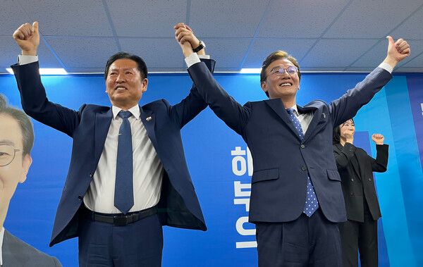 9일 오후 부산 부산진구&nbsp;전재수&nbsp;더불어민주당 부산시장 후보 선거사무소에서 열린 선거사무소 개소식에서 정청래 당대표(왼쪽)와&nbsp;전재수&nbsp;후보(오른쪽)가 만세를 하고 있다. [사진=연합뉴스]