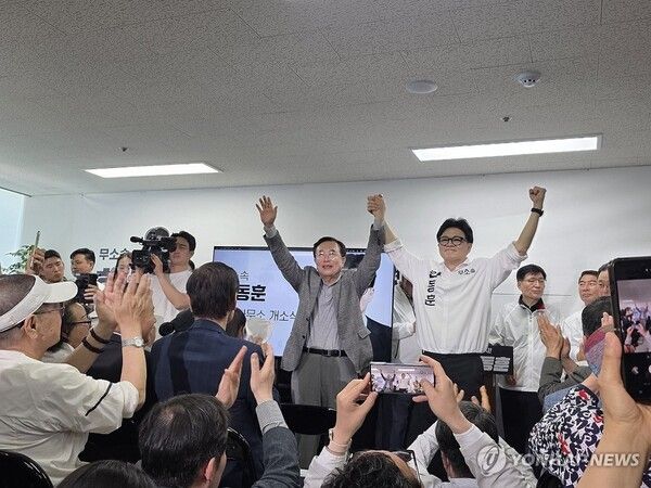 부산 북갑 국회의원 보궐선거에 출마하는 무소속 한동훈 후보가 10일 오후 부산 북구에서 열린 선거사무소 개소식에서 서병수 명예선대위원장과 인사하고 있다.[사진=연합뉴스]