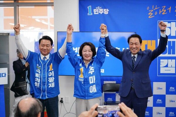 9일 열린 이광재 경기 하남갑 국회의원 보궐선거 후보의 선거사무소 개소식에서 추미애 경기도지사 후보와 우상호 강원도지사 후보가 방문해 응원하고 있다. [사진=이광재 후보 블로그]&nbsp;