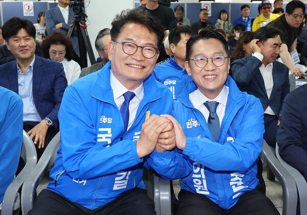 인천 계양을 국회의원 보궐선거에 출마한 더불어민주당&nbsp;김남준&nbsp;후보가 10일 인천 계양구 자신의 선거사무소 개소식에서 인천 연수갑 국회의원 보궐선거 송영길 후보와 손을 잡고 있다. [사진=연합뉴스]
