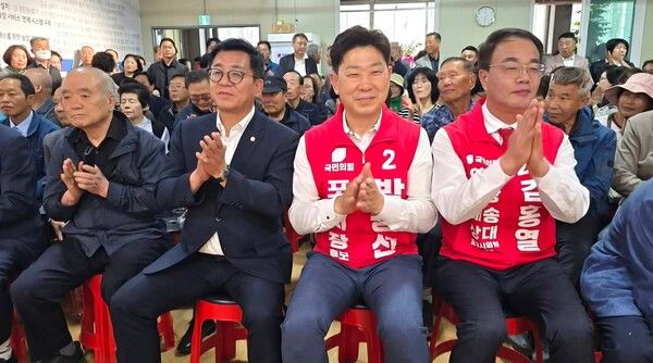 앞줄 두 번째부터 국민의힘 이상휘 국회의원, 박용선 포항시장 후보,&nbsp;김홍열 포항시의원 예비후보 / 사진=페이스북 캡쳐