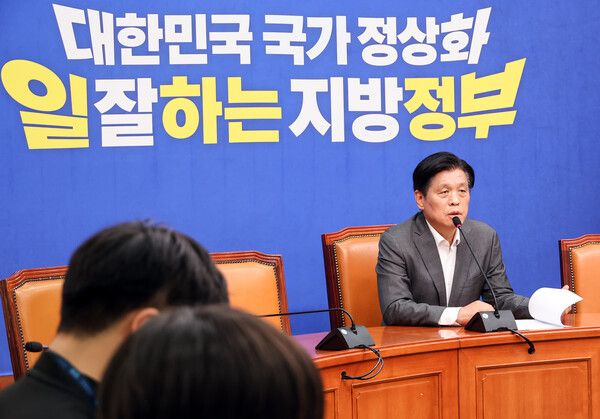 더불어민주당 대한민국 국가 정상화 선거대책위원회&nbsp;조승래&nbsp;총괄선대본부장이 10일 국회에서 기자회견을 열고 있다. [사진=연합뉴스]