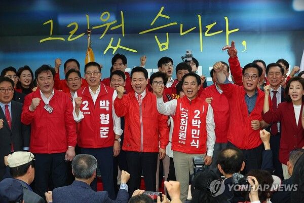 국민의힘 장동혁 대표와 참석자들이 10일 오후 부산 북구에서 열린 박민식 북갑 보궐선거 후보 선거사무소 개소식에서 파이팅을 외치고 있다.[사진=연합뉴스]