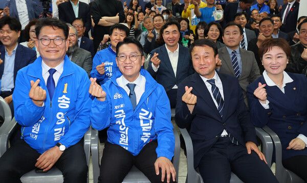 더불어민주당 한병도 원내대표가 10일 인천 계양을 국회의원 보궐선거에 출마한 에 참석해 김 후보와 연수갑 국회의원 보궐선거 송영길 후보 등과 기념 촬영하고 있다. [사진=연합뉴스]