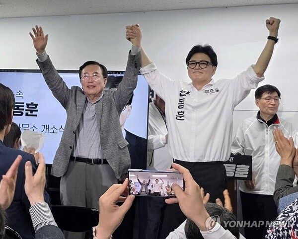 무소속 한동훈 부산 북갑 국회의원 보궐선거 후보가 10일 부산 북구에서 열린 선거사무소 개소식에서 서병수 전 의원과 손을 맞잡고 있다.[사진=연합뉴스]