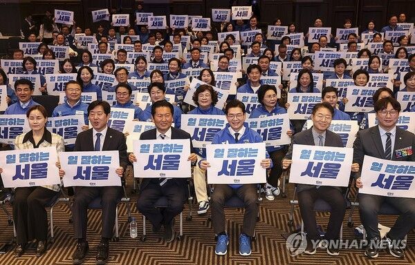 더불어민주당 상임총괄선대위원장인 정청래 대표가 11일 서울 영등포구 여의도 중소기업중앙회 KBIZ홀에서 열린 서울 공천자대회에 참석해 민주당 정원오 서울시장 후보 등 민주당 후보들과 기념 촬영하고 있다. 2026.5.11 [공동취재]