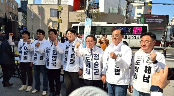파이팅을 외치는 박승호 포항시장 후보와&nbsp;무소속 후보들 / 사진=박승호 포항시장 후보 캠프
