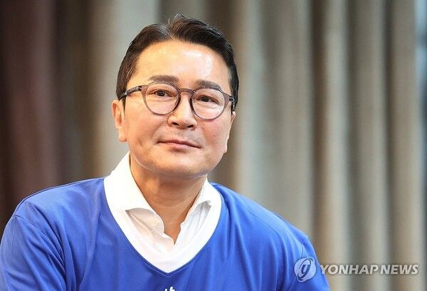 11일 강원 춘천시 스카이컨벤션에서 열린 더불어민주당 중앙선거대책위원회의에서 유충원 공동상임선대위원장이 정청래 대표의 발언을 듣고 있다. 유 공동상임선대위원장은 12·3 비상계엄 당일 장갑차를 막아섰던 인물이다. 2026.5.11 [사진=연합뉴스]