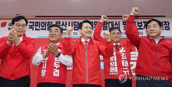 국민의힘 장동혁 대표가 11일 울산시 남구 울산시당에서 열린 '6·3 지방선거 울산선대위 발대식 및 공천장 수여식'에서 두 주먹을 쥐며 선거 승리를 다짐하고 있다.[사진=연합뉴스]