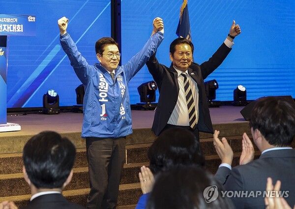 더불어민주당 상임총괄선대위원장인 정청래 대표가 11일 서울 영등포구 여의도 중소기업중앙회 KBIZ홀에서 열린 서울 공천자대회에 참석해 인사말을 마친 뒤 민주당 정원오 서울시장 후보 손을 잡고 있다. 2026.5.11 [공동취재]