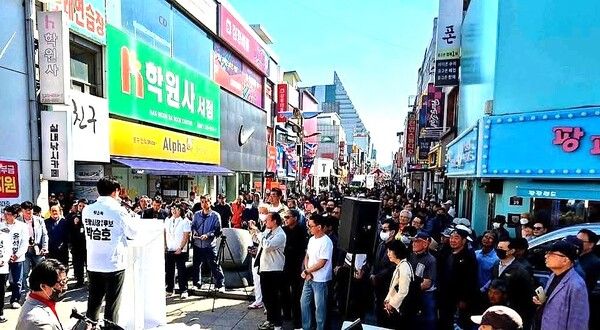박승호 무소속 포항시장 후보가 9일 중앙상가에서 '원도심 부활 공약'을 발표하고 있다. / 사진=박승호 포항시장 후보 페이스북 캡쳐