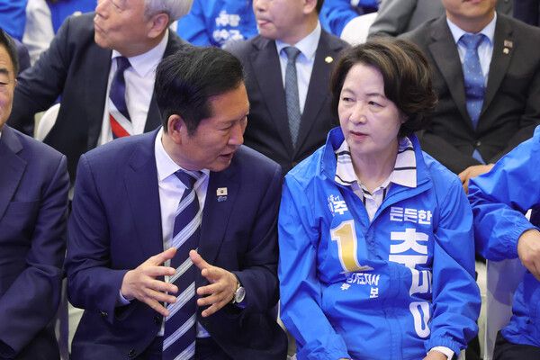더불어민주당 정청래 대표(왼쪽)가 7일 오전 경기도 고양시 킨텍스에서 열린 제9회 전국동시지방선거 인천·경기·제주 공천자대회에서&nbsp;추미애&nbsp;경기도지사 후보와 대화를 나누고 있다. [사진=연합뉴스]