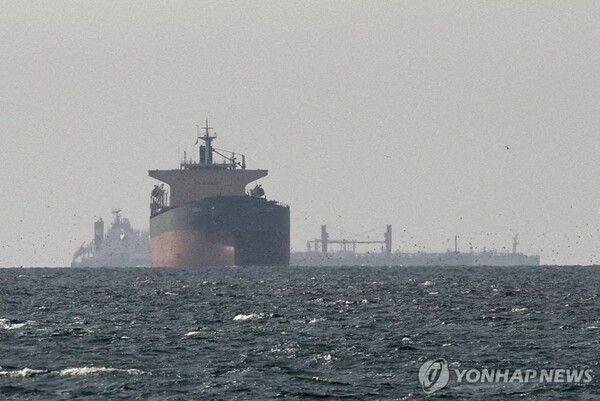 호르무즈 해협 인근을 항해하는 화물선&nbsp;[사진=로이터=연합뉴스]