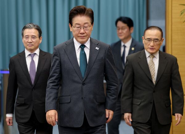 이재명 대통령이 7일 청와대 여민관에서 열린 수석보좌관회의에 입장하고 있다. 왼쪽부터&nbsp;김용범&nbsp;정책실장, 이재명 대통령, 권혁기 의전비서관, 위성락 국가안보실장. [사진=연합뉴스]