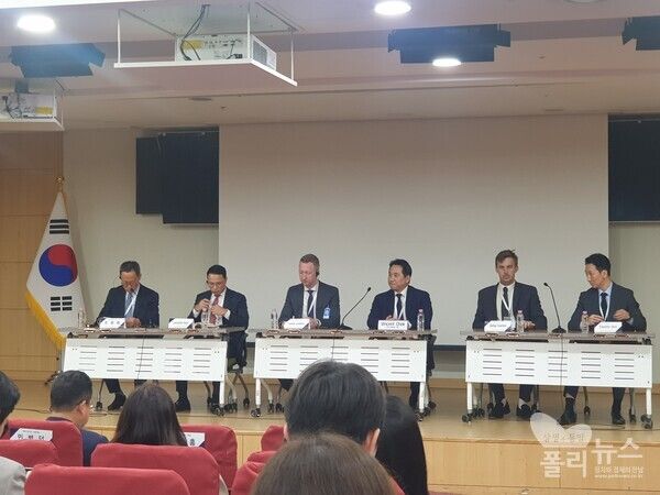 자일스 딕슨(Giles Dixon) 테더(Tether) 글로벌 규제·라이선스 총괄, 조슈아 타운슨(Joshua Townson) 디지털커런시거버넌스그룹(DCGG) 글로벌 정책 총괄, 빈센트 촉(Vincent Chok) 퍼스트디지털(First Digital) CEO 등이 12일 국회의원회관에서 열린 스테이블코인 세미나에 참석해 글로벌 규제와 디지털 결제 인프라 변화를 논의하고 있다. [사진=권은주 기자]