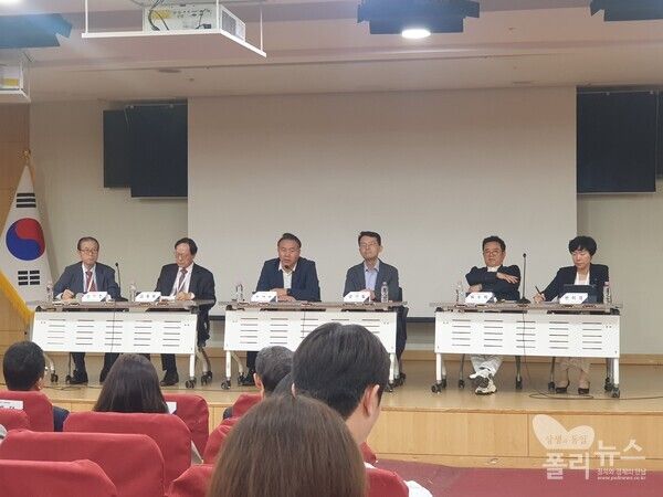 김기흥 디지털융합산업협회 회장을 좌장으로 김용환 전 NH농협금융지주 회장, 유재훈 전 예금보험공사 사장, 성기철 전 경기도 경제기획관, 변미경 광주은행 부행장, 최수혁 전 한국웹3블록체인협회 회장 등이 '금융혁신과 디지털자산 정책 라운드테이블' 패널토론에 참석해 스테이블코인 제도화와 금융혁신 방향을 논의하고 있다. [사진=권은주 기자]