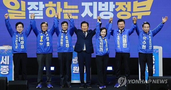 더불어민주당 총괄상임선대위원장인 정청래 대표가 12일 충북 청주시 엔포드호텔에서 열린 대전·세종·충북·충남 공천자대회에 참석해 기념 촬영하고 있다. 왼쪽부터 민주당 허태정 대전시장 후보, 조상호 세종시장 후보, 김영빈 충남 공주부여청양 국회의원 보궐선거 후보, 정 위원장, 전은수 충남 아산을 국회의원 보궐선거 후보, 신용한 충북도지사 후보, 박수현 충남도지사 후보. 2026.5.12 [사진=연합뉴스]