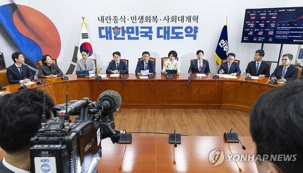 더불어민주당 한병도 원내대표가 12일 국회에서 22대 국회 3기 원내지도부 구성 후 처음으로 열린 원내대책회의에서 발언 하고 있다. 2026.5.12 [사진=연합뉴스]