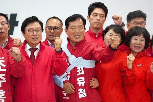 최유철 의성군수 후보를 비롯한&nbsp;박형수 국회의원 등 의성군 관계자들이 지방선거 필승을 결의하고 있다. / 사진=최유철 의성군수 후보 캠프