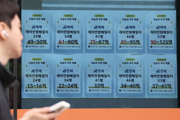 아파트&nbsp;전세 물량 부족으로 전국&nbsp;아파트&nbsp;전세가격 상승률이 매매가격을 눈에 띄게 웃돌고 있다. 한국부동산원에 따르면 올해 전국&nbsp;아파트&nbsp;전세가격 누적 상승률은 5월 첫째 주 기준 1.56%로 매매 상승률(0.98%)을 0.58%포인트 상회했다. 사진은 11일 서울의 한 부동산중개업소 앞에 붙은 매물 안내문. [사진=연합뉴스]