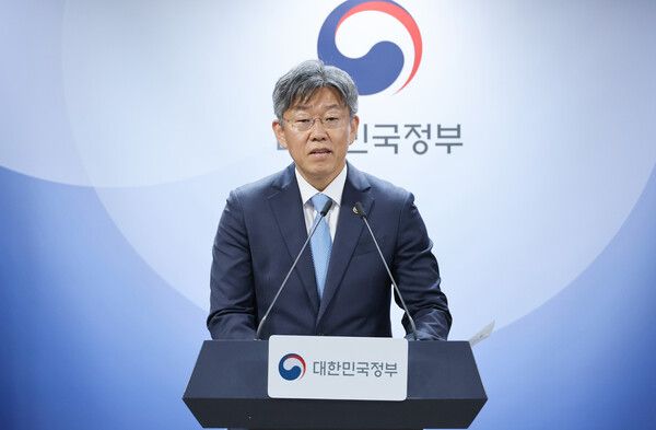 김이탁 국토교통부 제1차관이 12일 오전 서울 종로구 정부서울청사에서 토지거래허가구역에서 주택 매수자에게 적용되는 실거주 의무를 세입자가 있는 모든 주택을 대상으로 한시 유예(매수자가 무주택자인 경우에 한함)하는 방안에 대해 설명하고 있다. [사진=연합뉴스]